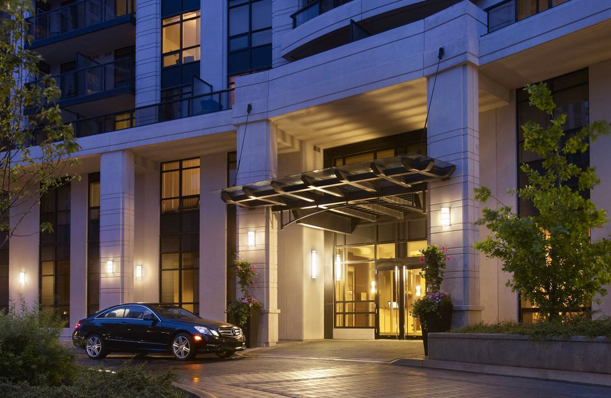 105 Harrison Garden Blvd Harrison 1 Bed + Den 1 Bath Unit 1910